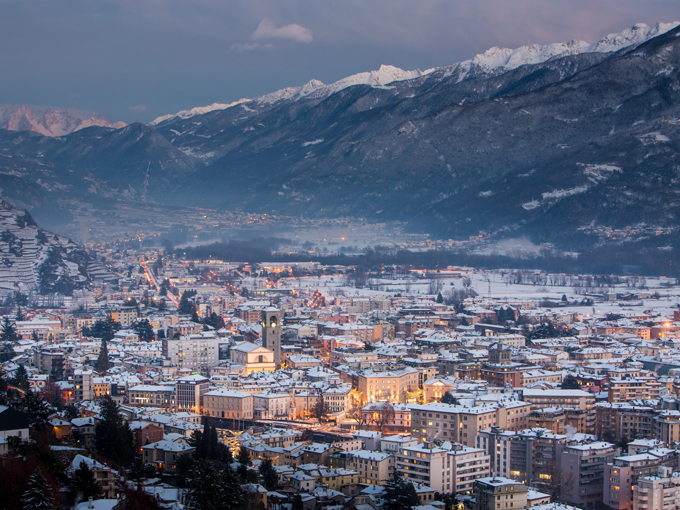 Sondrio in inverno all'imbrunire