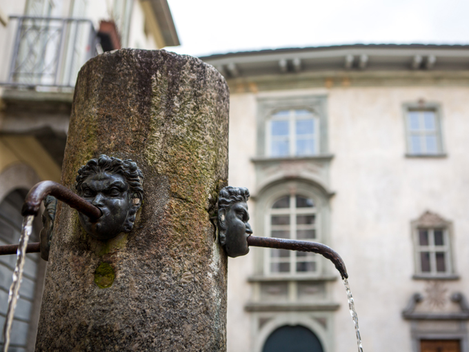 Dettagli fontana piazza Quadrivio