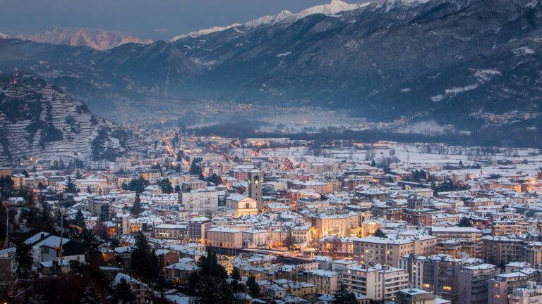 Sondrio in inverno all'imbrunire