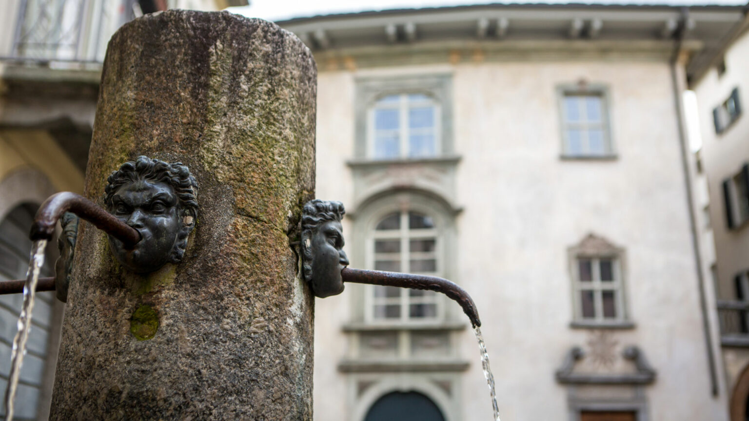 Dettagli fontana piazza Quadrivio